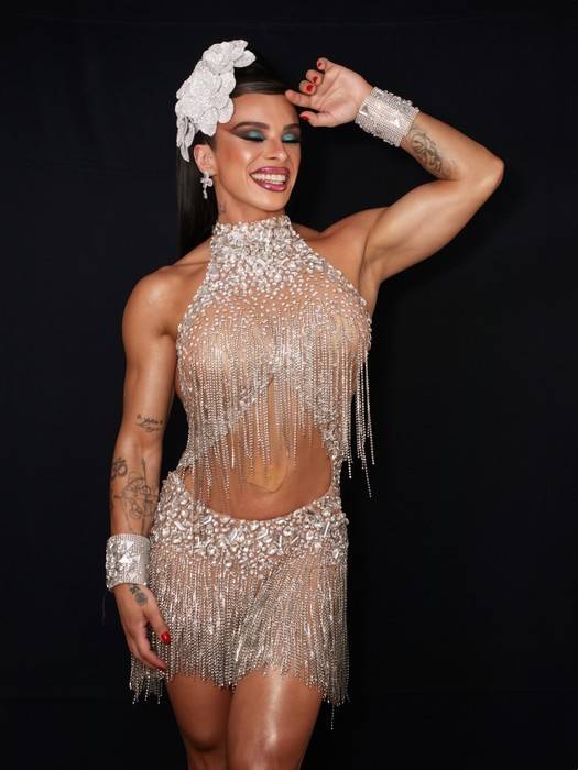 Vivian Cristinelle desfila como Princesa de Bateria da Tatuapé após 11 anos de preparação