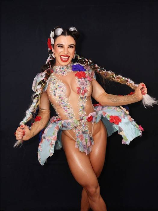 Vivian Cristinelle desfila como Princesa de Bateria da Tatuapé após 11 anos de preparação