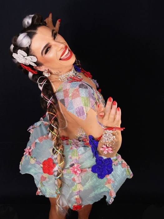 Vivian Cristinelle desfila como Princesa de Bateria da Tatuapé após 11 anos de preparação