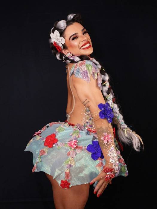 Vivian Cristinelle desfila como Princesa de Bateria da Tatuapé após 11 anos de preparação