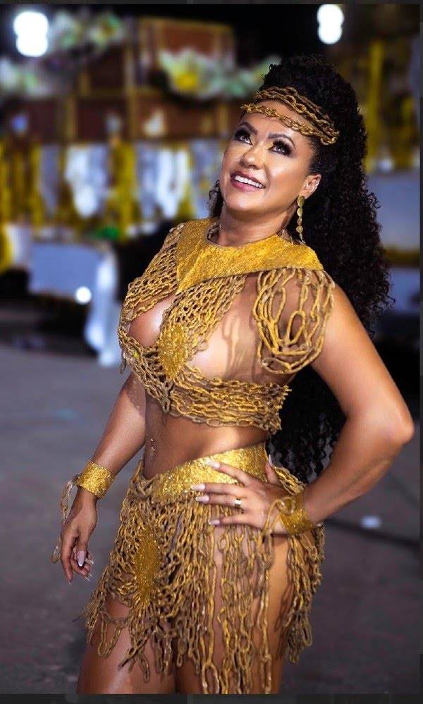 Adriana Santos: A Musa da Mocidade Unida da Mooca em ensaio conceitual com látex e barbante