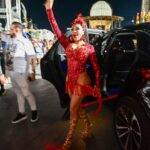 Rainha de Bateria de Rosas de Ouro dá um recado com Bentley de R$ 2,5 Milhões