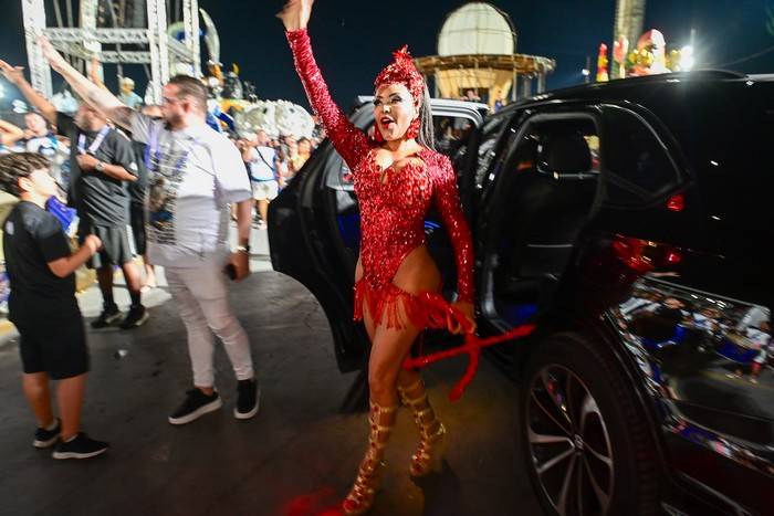 Rainha de Bateria de Rosas de Ouro dá um recado com Bentley de R$ 2,5 Milhões