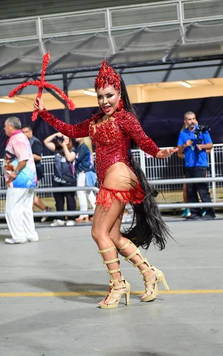 Rainha de Bateria de Rosas de Ouro dá um recado com Bentley de R$ 2,5 Milhões