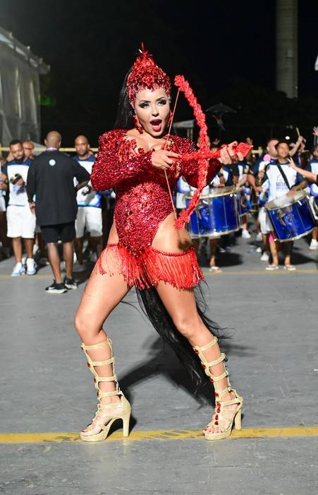 Rainha de Bateria de Rosas de Ouro dá um recado com Bentley de R$ 2,5 Milhões