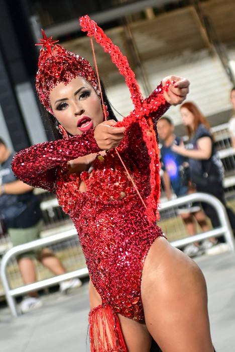 Rainha de Bateria de Rosas de Ouro dá um recado com Bentley de R$ 2,5 Milhões