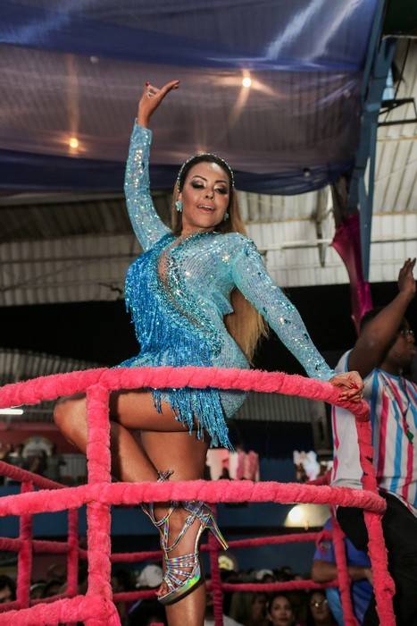 Rainha da Rosas de Ouro, Ana Beatriz Godoi rebate críticas sobre imagem feminina no Carnaval