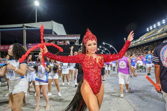 Rainha de Bateria de Rosas de Ouro dá um recado com Bentley de R$ 2,5 Milhões