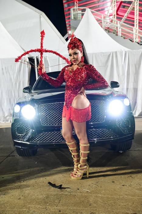 Rainha de Bateria de Rosas de Ouro dá um recado com Bentley de R$ 2,5 Milhões