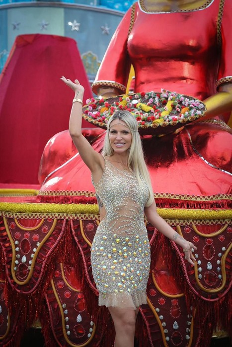 Não é mais só bunda: Ana Paula Braun revoluciona Carnaval de SP com fantasia mística