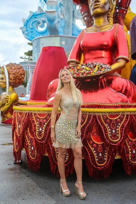 Não é mais só bunda: Ana Paula Braun revoluciona Carnaval de SP com fantasia mística