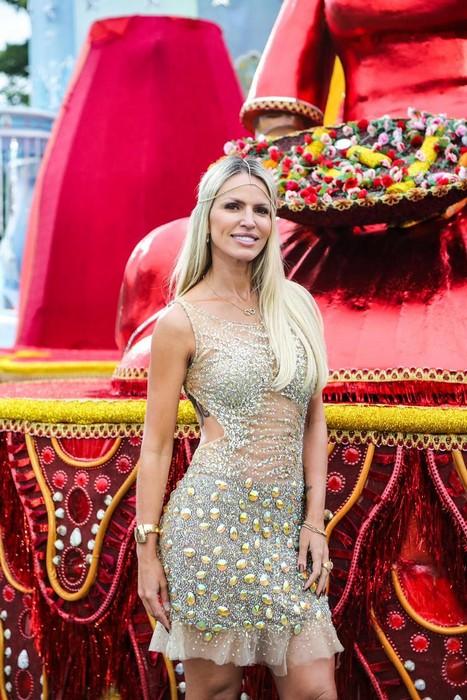 Não é mais só bunda: Ana Paula Braun revoluciona Carnaval de SP com fantasia mística