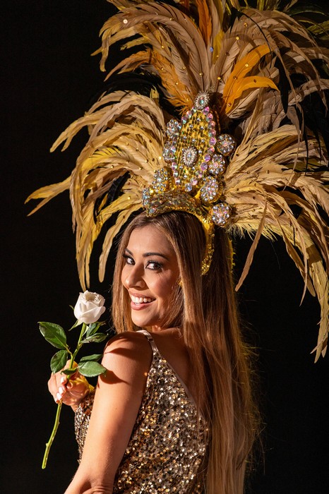 Musa da Rosas de Ouro, Ana Paula Diniz, desfila como "Sacerdotisa de Atlântida" no Carnaval de São Paulo