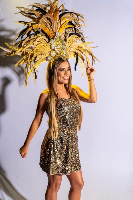 Musa da Rosas de Ouro, Ana Paula Diniz, desfila como "Sacerdotisa de Atlântida" no Carnaval de São Paulo