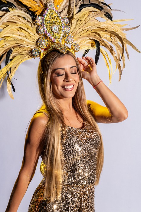 Musa da Rosas de Ouro, Ana Paula Diniz, desfila como “Sacerdotisa de Atlântida” no Carnaval de São Paulo