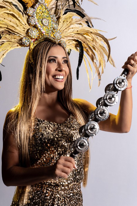 Musa da Rosas de Ouro, Ana Paula Diniz, desfila como "Sacerdotisa de Atlântida" no Carnaval de São Paulo