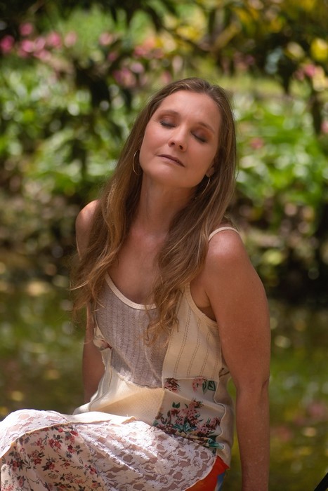 MPB: Andrea Ferrer celebra a leveza do verdadeiro amor em “Fonte Viva”