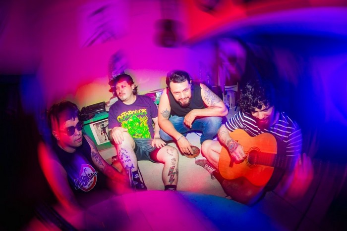 Antiga Roll e Dpeids unem forças no split "Enquanto o Mundo Apodrece"