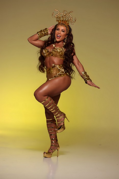 Carnaval do Mounjaro: Carla Silva, Musa da Colorado, revela pressão estética do Carnaval e perda de 20 kg