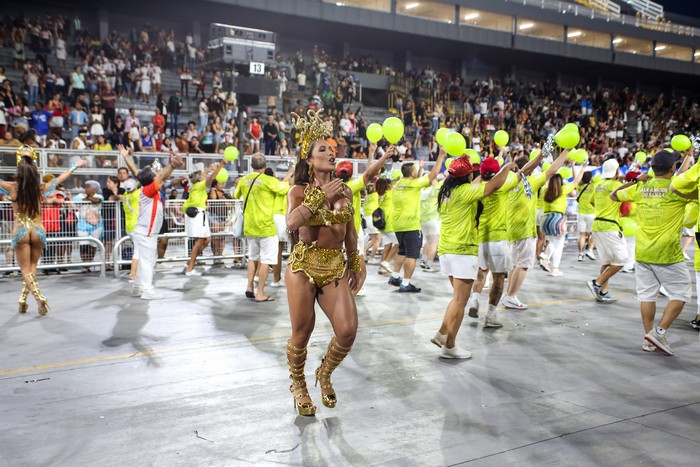 Carnaval do Mounjaro: Carla Silva, Musa da Colorado, revela pressão estética do Carnaval e perda de 20 kg