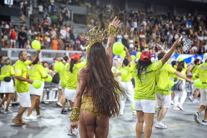 Carnaval do Mounjaro: Carla Silva, Musa da Colorado, revela pressão estética do Carnaval e perda de 20 kg