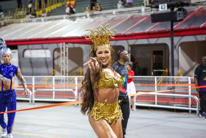 Carnaval do Mounjaro: Carla Silva, Musa da Colorado, revela pressão estética do Carnaval e perda de 20 kg