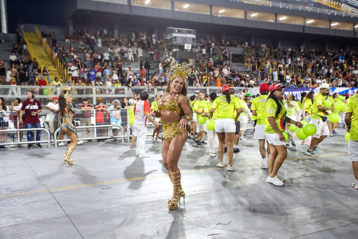 Carnaval do Mounjaro: Carla Silva, Musa da Colorado, revela pressão estética do Carnaval e perda de 20 kg