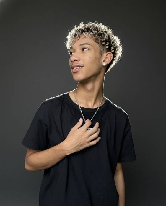 Croislla retorna à cena com "Faixa Rosa", um funk carioca que promete inovação