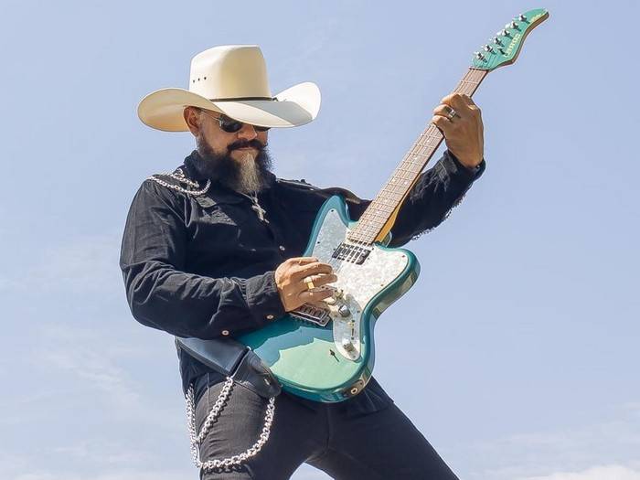 Noite de música no Aparecida Sertaneja, com Enrico, Gaúcho da Fronteira e Donizeti Camargo no palco