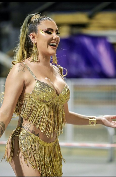 Musa do Grêmio Edilene Kneip brilha durante ensaios e promete ousadia na sua estreia no Carnaval de SP