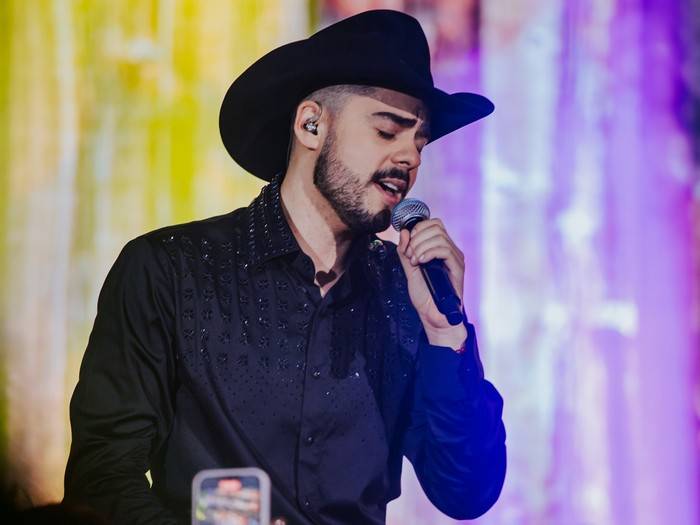 Noite de música no Aparecida Sertaneja, com Enrico, Gaúcho da Fronteira e Donizeti Camargo no palco