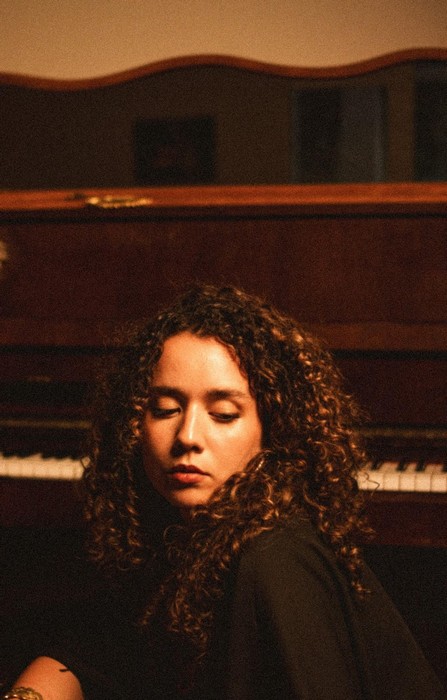 Esther Torres lança “Avesso”, um jogo de sombras e luz