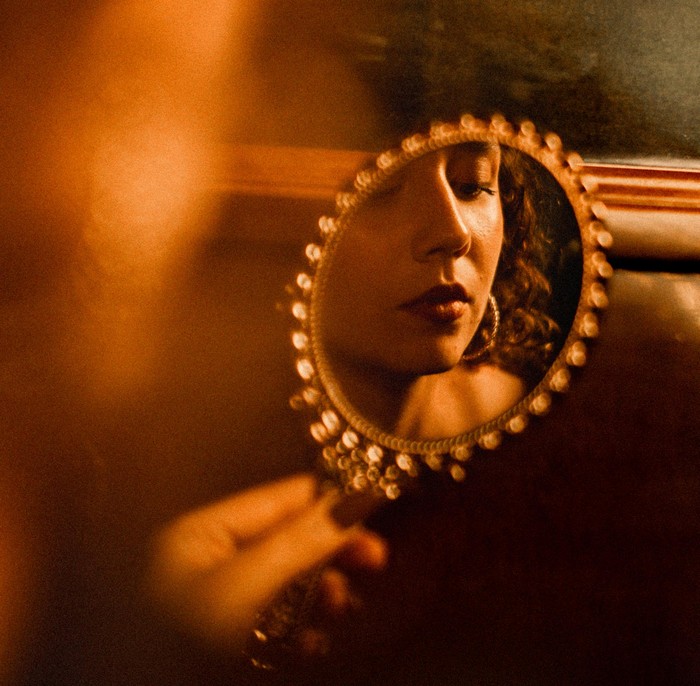 Esther Torres lança “Avesso”, um jogo de sombras e luz