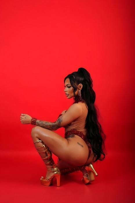 Gabi Fatalle: A Musa da Colorado que retirou costelas para afinar cintura e conquistar o carnaval