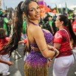 Carnaval 2026: Gabi Fatalle desfila de topless após acidente com roupa em ensaio