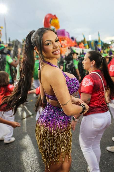 Carnaval 2026: Gabi Fatalle desfila de topless após acidente com roupa em ensaio