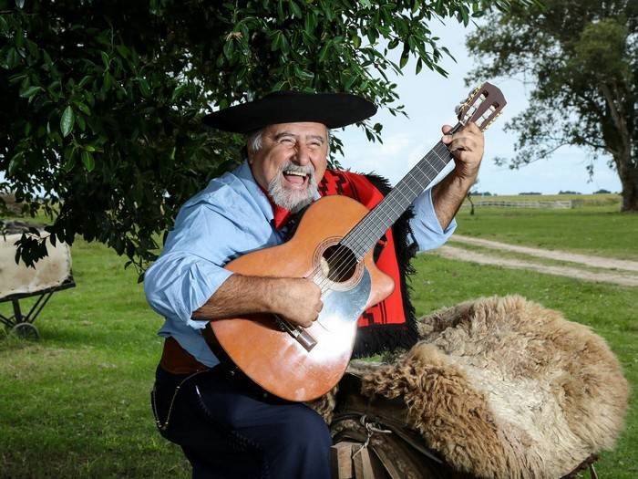 Noite de música no Aparecida Sertaneja, com Enrico, Gaúcho da Fronteira e Donizeti Camargo no palco