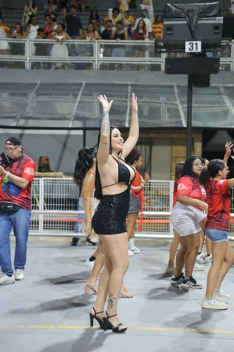 Jéssica Amaral, Musa da Colorado, adere à "dieta do sexo" e pediu fantasia mínima para o carnaval de São Paulo