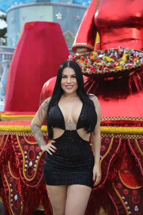 Jéssica Amaral, Musa da Colorado, adere à "dieta do sexo" e pediu fantasia mínima para o carnaval de São Paulo