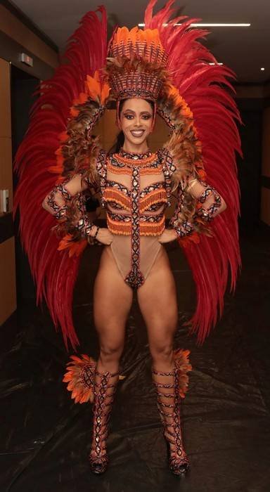 Juliana Leones brilha no carnaval 2026: investimento de 35 mil reais na fantasia