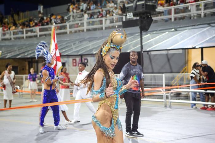 Musa da Colorado, Mari Marquini perde tapa-sexo no ensaio e improvisa com estilo