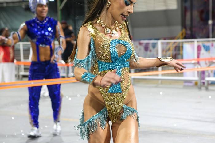 Musa da Colorado, Mari Marquini perde tapa-sexo no ensaio e improvisa com estilo