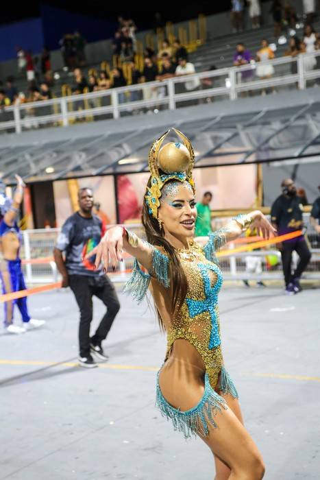 Musa da Colorado, Mari Marquini perde tapa-sexo no ensaio e improvisa com estilo