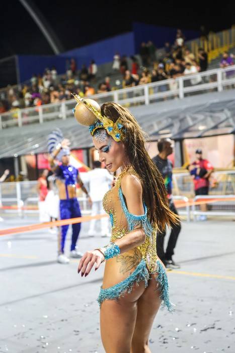 Musa da Colorado, Mari Marquini perde tapa-sexo no ensaio e improvisa com estilo