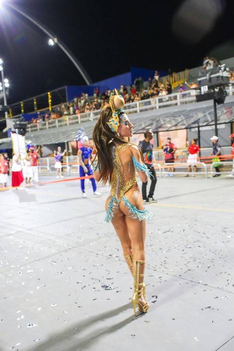 Musa da Colorado, Mari Marquini perde tapa-sexo no ensaio e improvisa com estilo