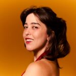 Mari Romano lança “Maluco da Retronoia”, samba bem-humorado que integra o álbum Além da Pele