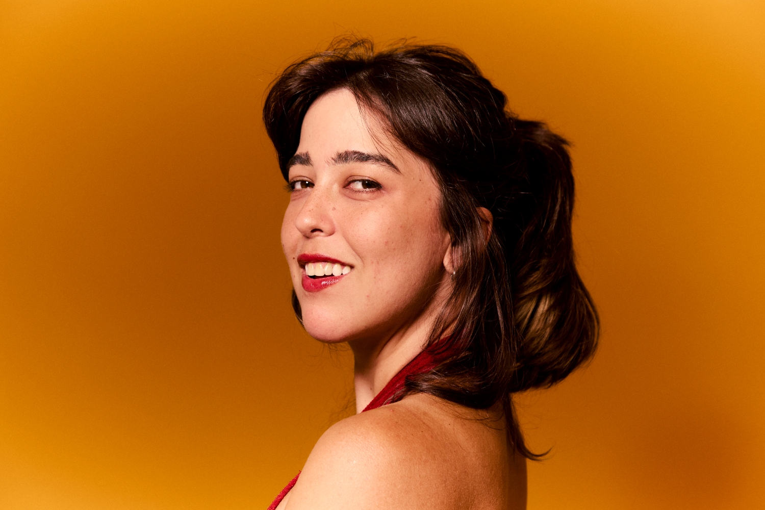 Mari Romano lança “Maluco da Retronoia”, samba bem-humorado que integra o álbum Além da Pele