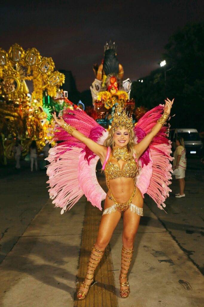 Marina Orlanda, a "Musa Pé-Quente", Brilha no Carnaval 2026