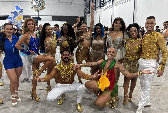 Rainha de Bateria Carla Prata e comunidade do Tucuruvi comemoram 50 anos da escola em ensaio