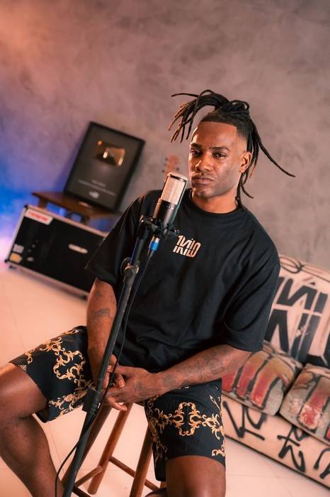 Pelé MilFlows revisita o clássico “Não Sei Mais” em nova versão acústica